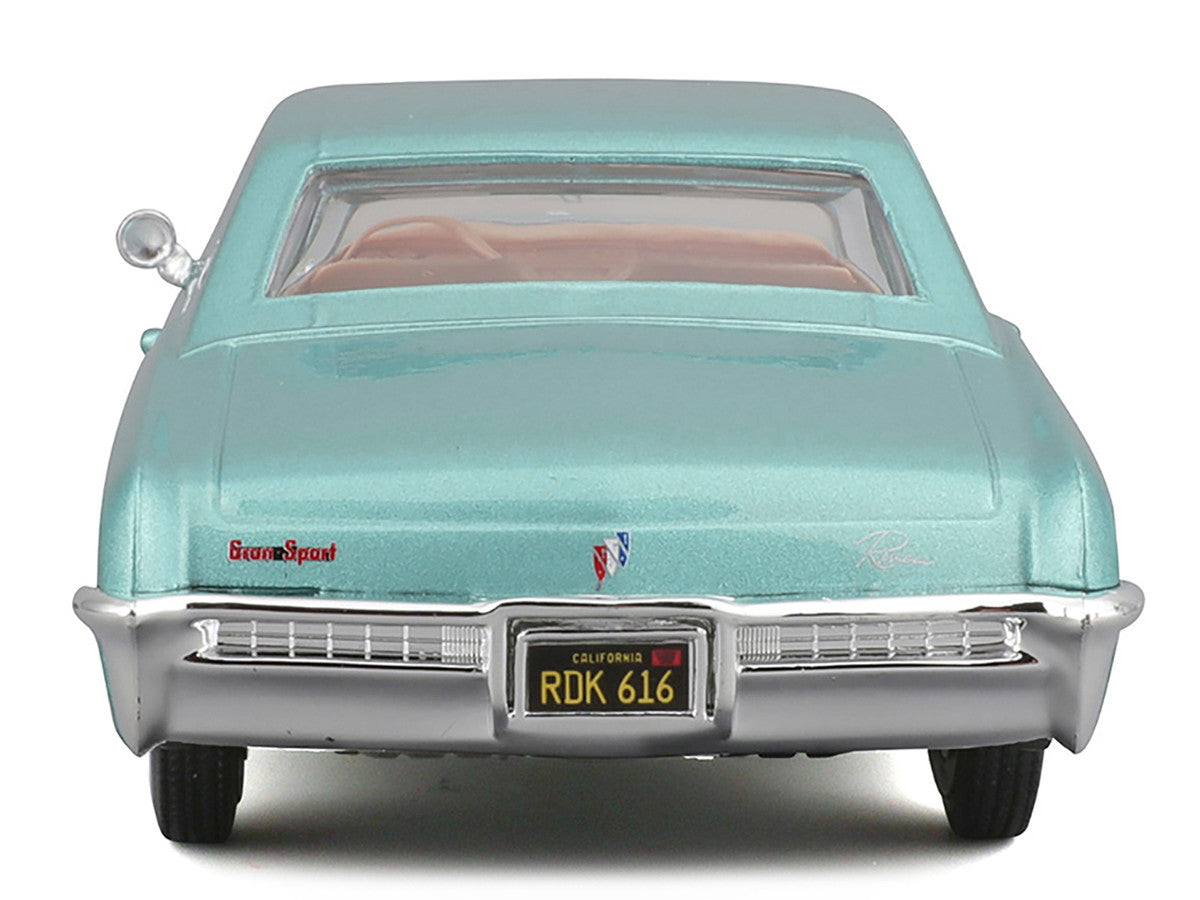 Maisto Diecast 1/26 1965 Buick Riviera Gran Sport Light Blue Metallic
