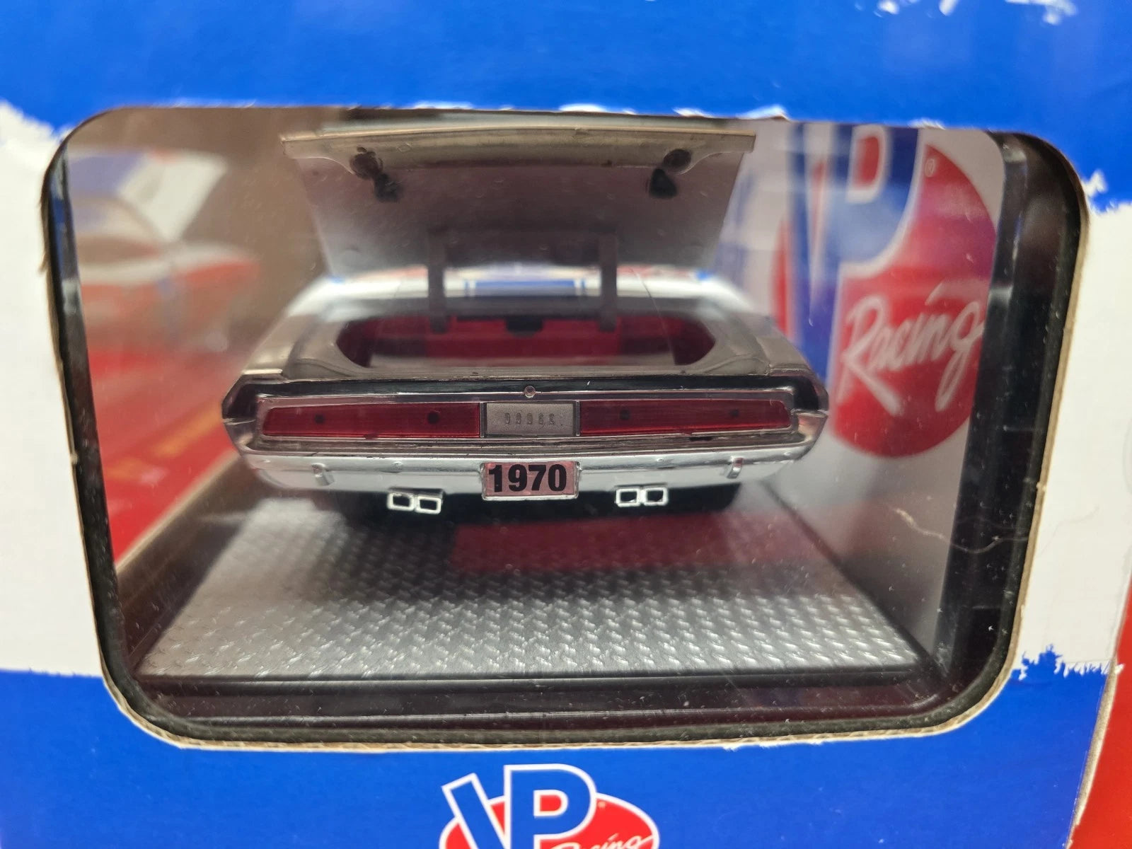 M2 Machines Diecast 1/24 1970 Dodge Challenger R/T Hemi White